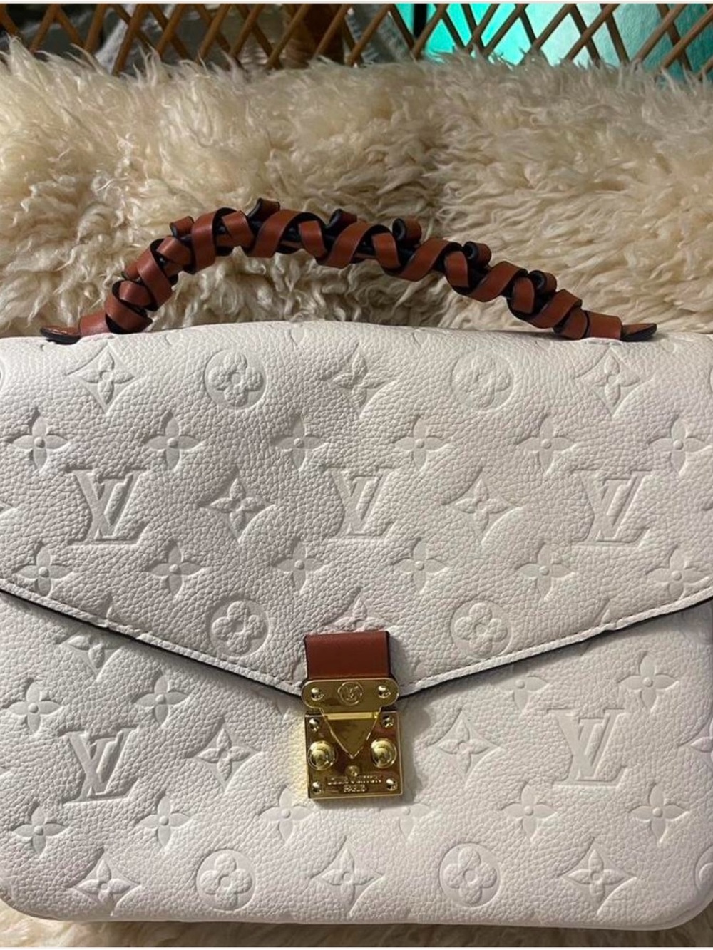‼️WOW‼️Source Unknown White Embossed Monogram bag with Brown Wrapped Handle‼️ - Picture 2 of 10